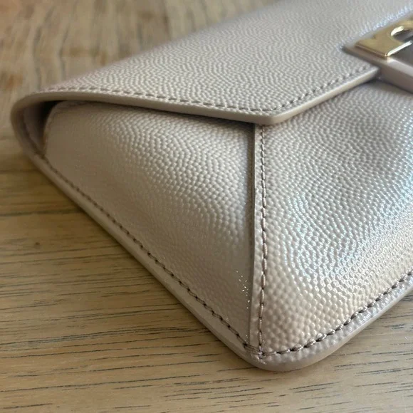 $398 NWOT TORY‎ BURCH Gigi Envelope Clutch Handbag Beige Pebbled Patent Leather - Picture 8 of 13